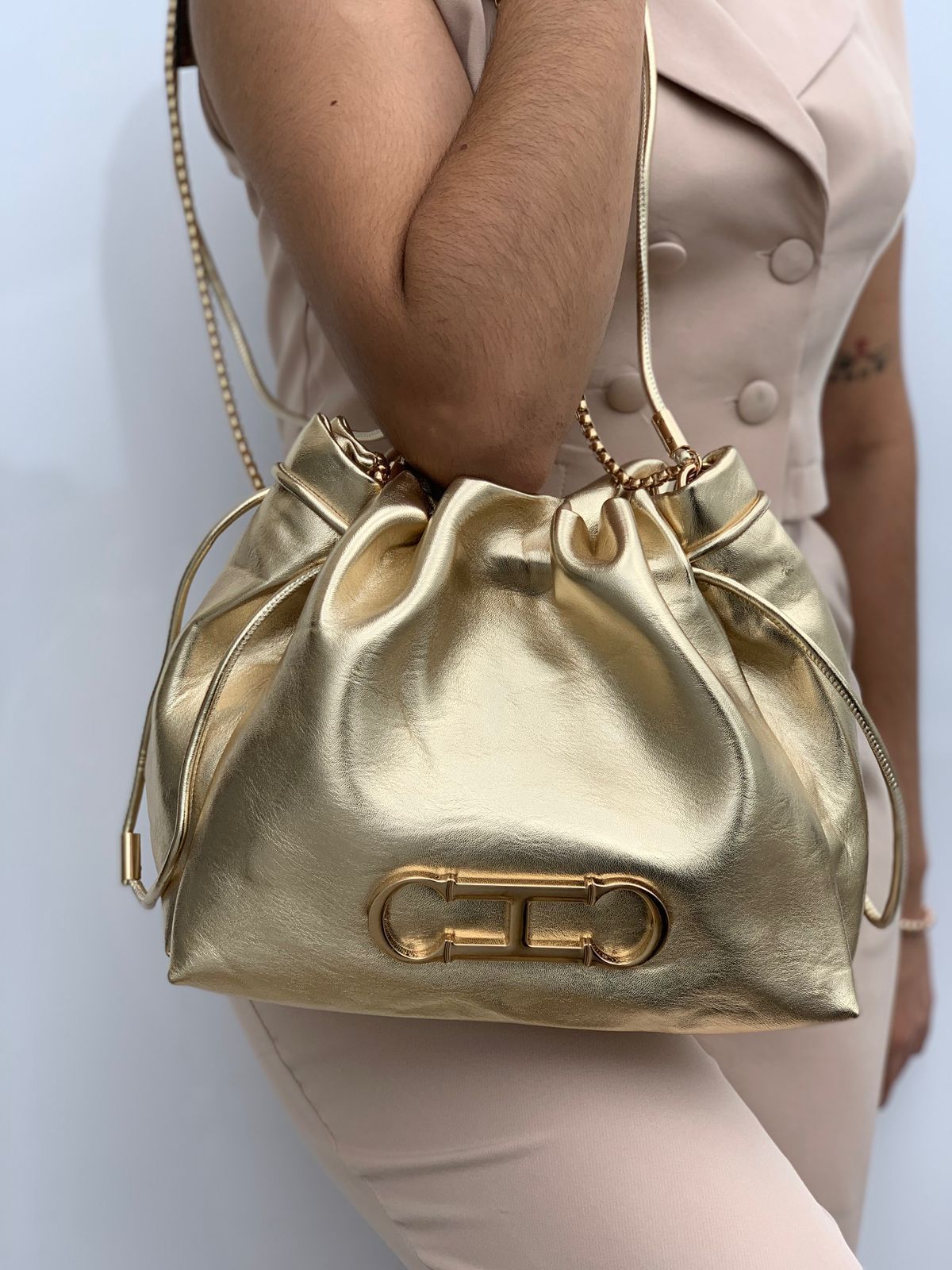 BOLSO BANDOLERA INITIALS INSIGNIA BUCKET CH DORADO