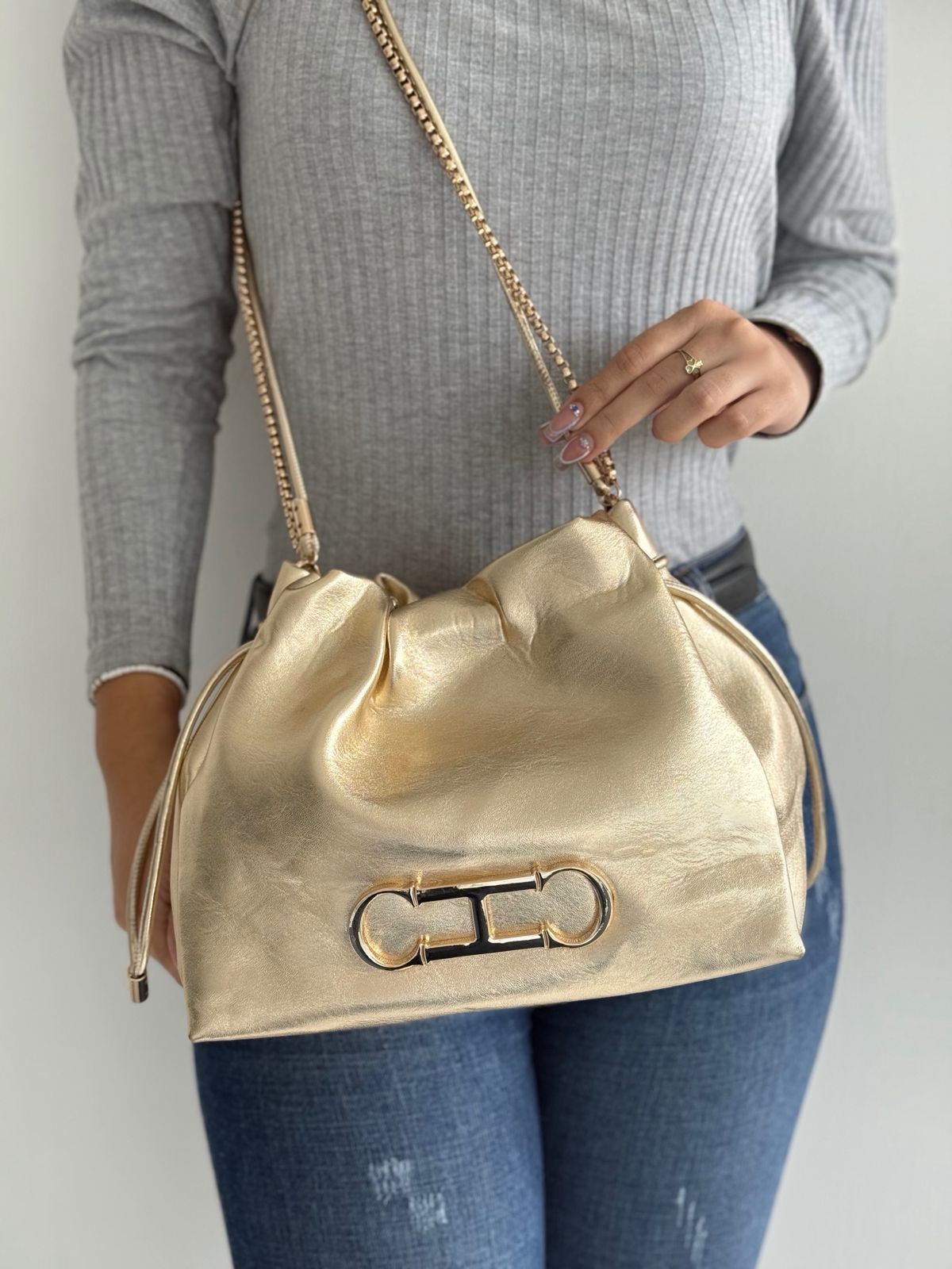 BOLSO BANDOLERA INITIALS INSIGNIA BUCKET CH DORADO