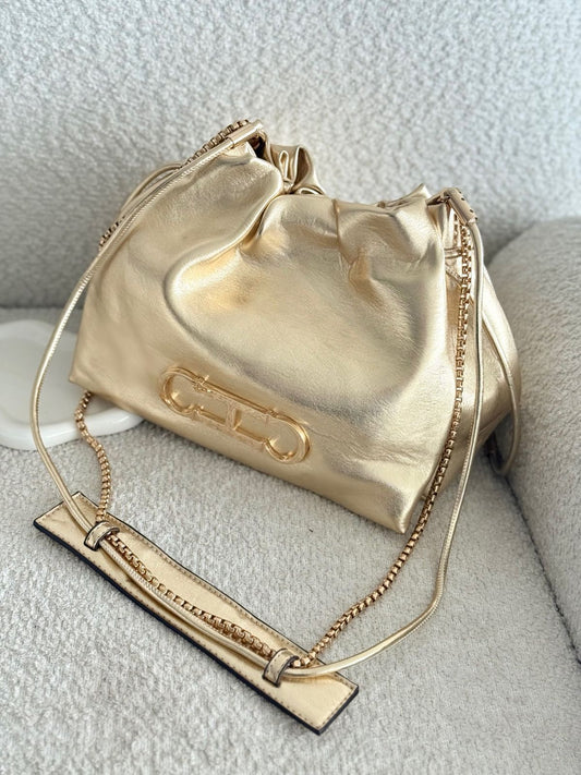 BOLSO BANDOLERA INITIALS INSIGNIA BUCKET CH DORADO